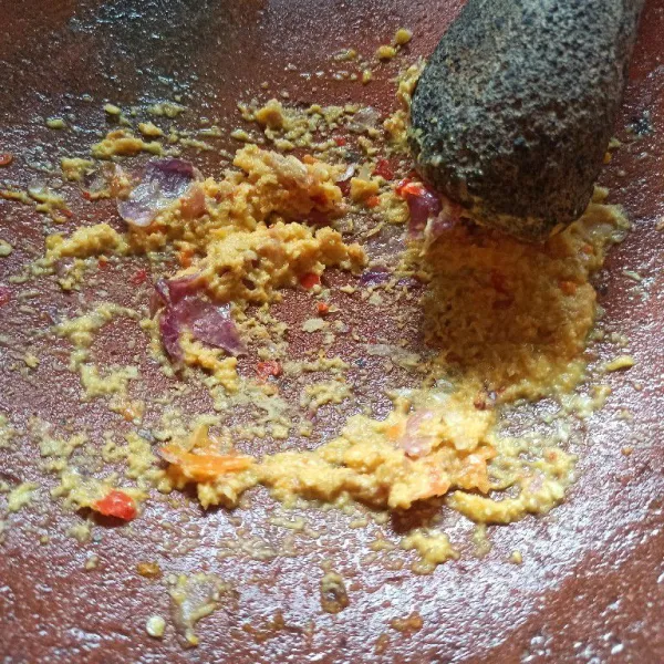 Ulek sampai halus bawang merah, bawang putih, cabai dan kunyit.