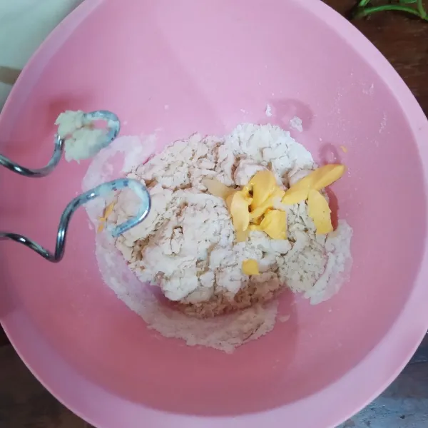 Campur tepung terigu, gula, susu bubuk dan ragi instan. Tuang air lalu mikser hingga tercampur rata.
Masukkan garam, margarin dan SP. Mikser lagi sampai adonan kalis elastis.