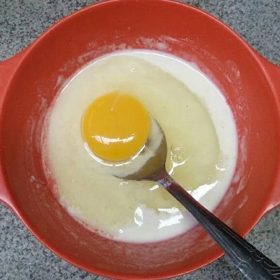 Masukkan telur.