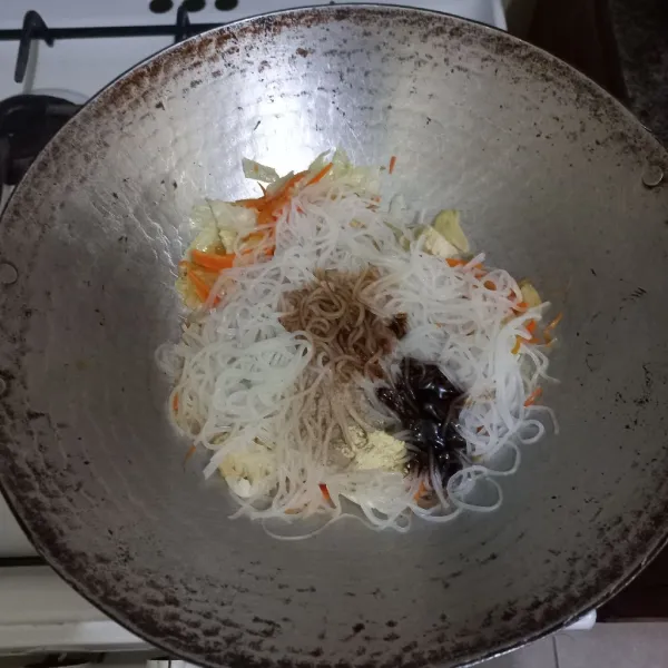 Beri sedikit air, garam, kaldu jamur, kecap manis dan saus lada hitam, aduk rata, masak hingga matang.