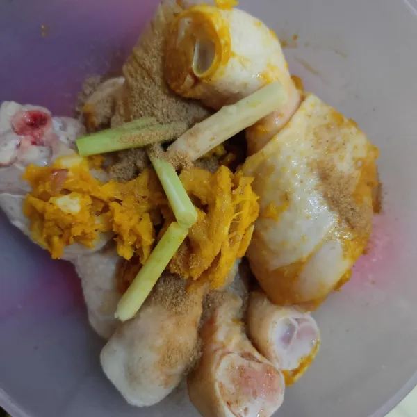Masukkan bumbu ulek, serai, kaldu bubuk dan garam ke dalam ayam, aduk hingga tercampur rata. Diamkan selama 30-60 menit agar bumbu lebih meresap.