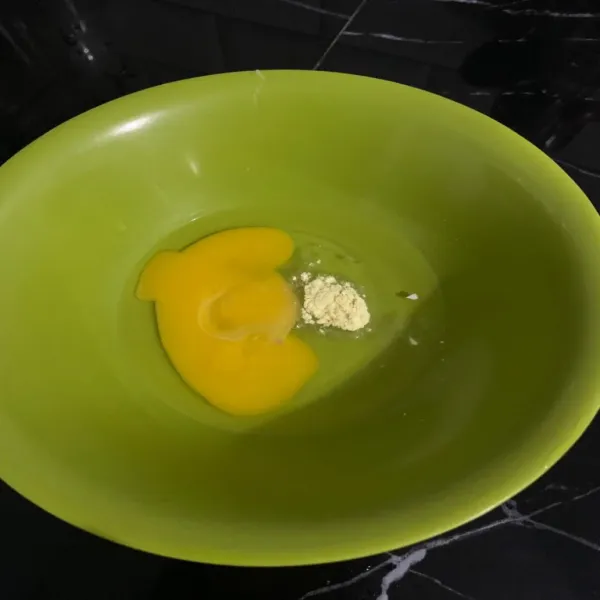 Pecahkan telur lalu di kasih penyedap