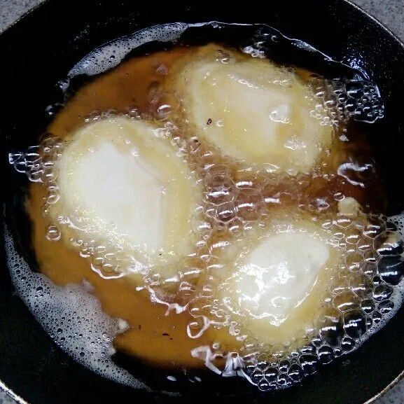 Goreng ke dalam minyak panas.