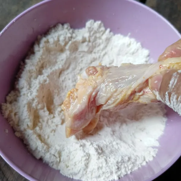 Baluri lagi ayam dengan tepung bumbu sampai merata.