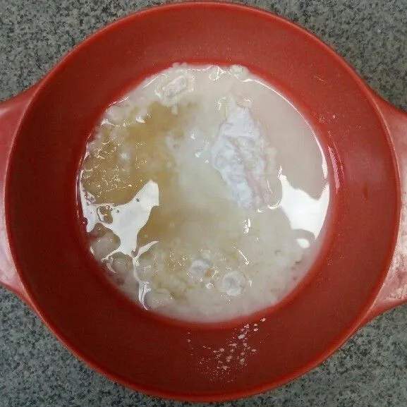 Masukkan air perlahan.