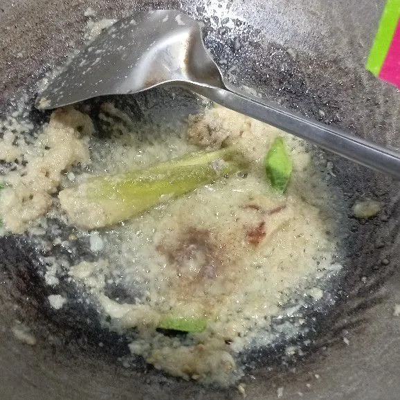 Panaskan minyak. Masukkan bumbu halus, daun jeruk, lengkuas, dan serai. Tumis sampai harum.