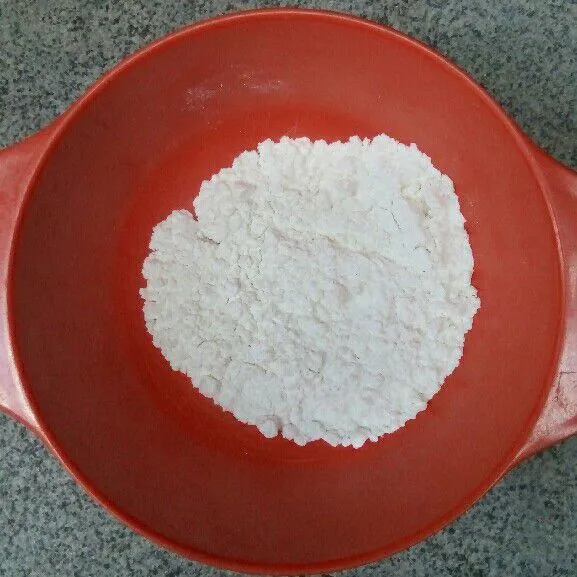Masukkan tepung terigu ke dalam wadah.