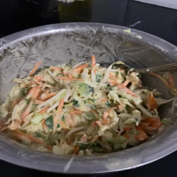 Masuk kan potongan sayur ke dalam campuran tepung yang sudah di larutkan , beri garam, kaldu jamur aduk merata