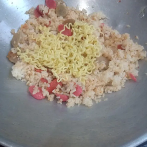 Masukkan nasi, mie rebus, garam, penyedap jamur dan lada bubuk, aduk sampai tercampur rata.