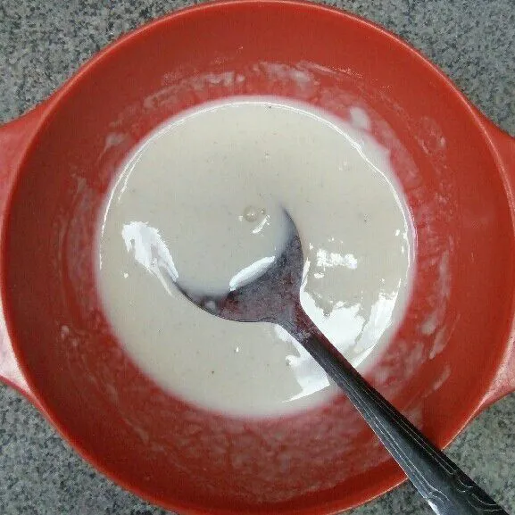 Tambahkan air. Aduk rata.