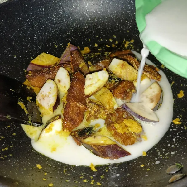 Kemudian tuang santan dan aduk-aduk sampai mendidih.