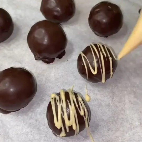 diamkan di baking paper hingga kering lalu hiasi dengan lelehan coklat putih