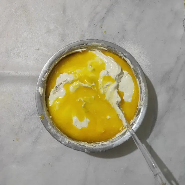 Tambahkan margarin cair, aduk balik hingga tercampur rata.