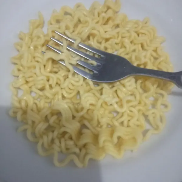 Rebus mie setengah matang sisihkan.