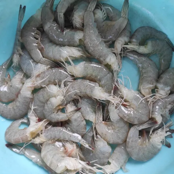 Bersihkan udang, buang kepalanya dan cuci bersih