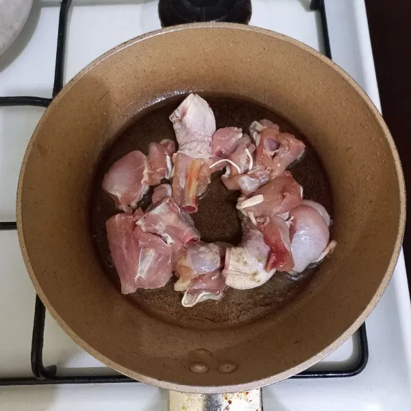 Goreng ayam dengan sedikit minyak hingga berkulit, sisihkan.