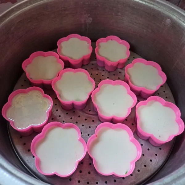Selanjutnya tuang sisa adonan tepung ke dalam cetakan dan kukus selama 15 menit.