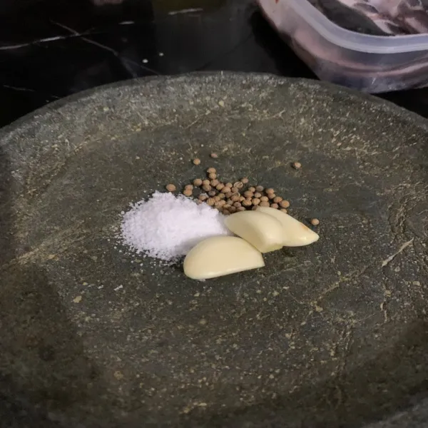 Bawang putih, garam, ketumbar, halus kan