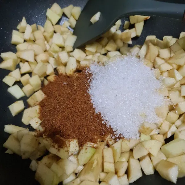 Cuci apel lalu kupas dan potong kotak kecil. Letakkan di wajan atau sauce pan lalu masukkan gula pasir dan brown sugar.