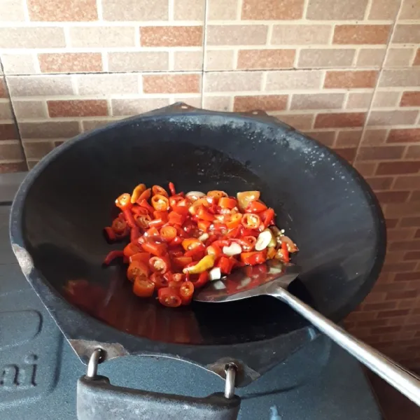 Campurkan bawang putih, cabai, dan tomat. Tambahkan air secukupnya, kemudian rebus hingga empuk.