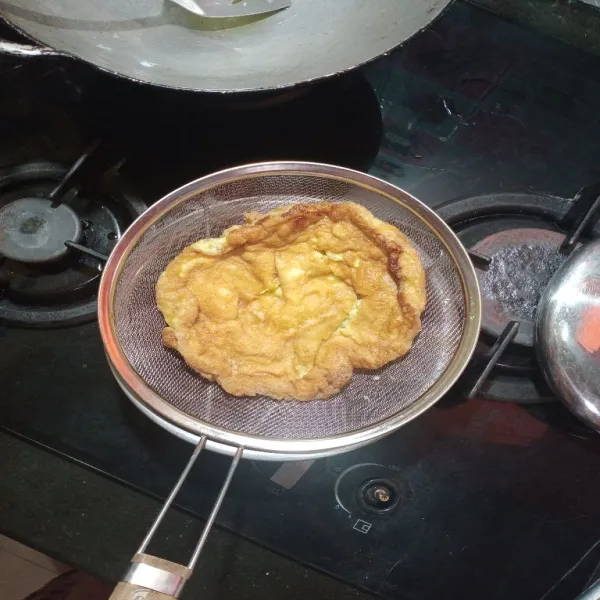 Kocok telur, beri secukupnya garam, goreng.