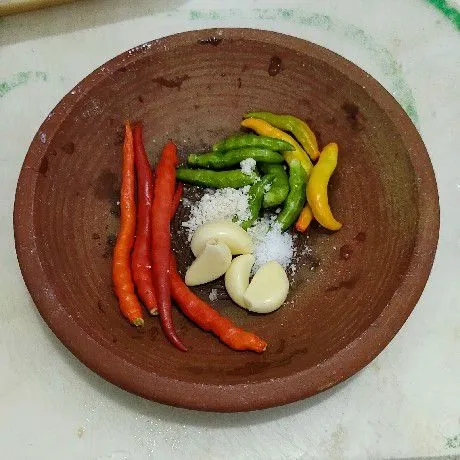 Siapkan bahan sambal.