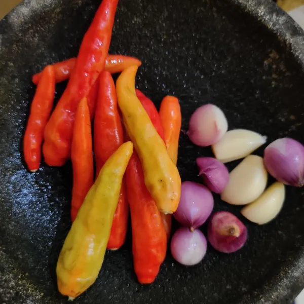 Ulek kasar bawang merah, bawang putih dan cabe.