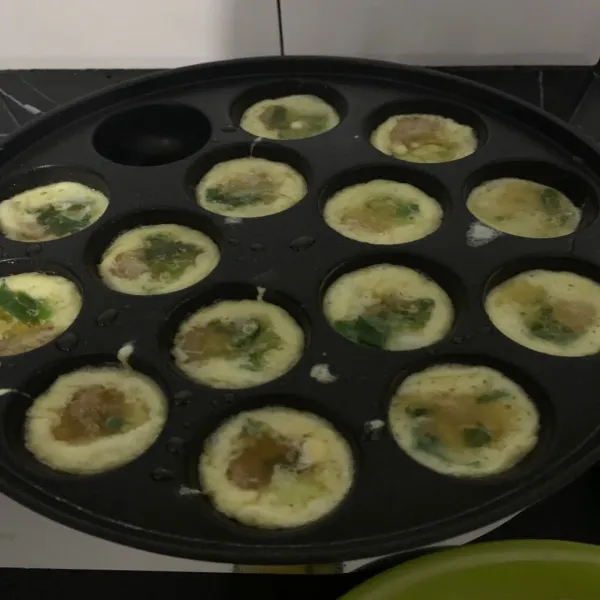 Masuk kan kocokan telur , masak dalam api kecil dan bolak balik telur sampai matang sempurna
