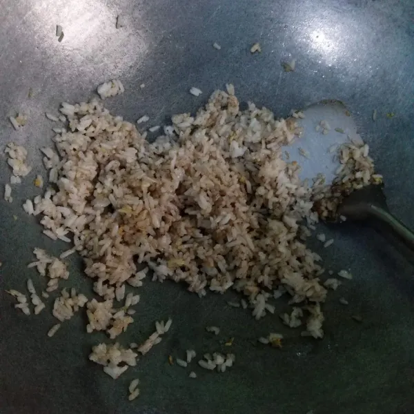 Aduk-aduk, masak hingga keluar aroma dan matang. Sajikan dengan telur dadar rawis.