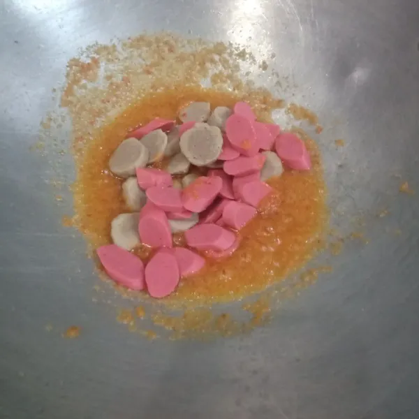 Tumis bumbu halus sampai harum, masukkan sosis dan bakso, aduk rata.