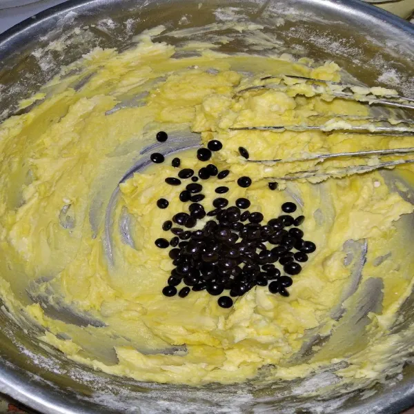 Campur butter dan margarin hingga rata, lalu tambahkan chochochip.