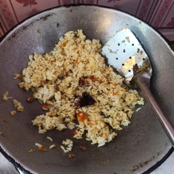 Selanjutnya masukkan garam, saus tiram dan kecap manis aduk hingga tercampur rata. Jangan lupa koreksi rasanya terlebih dahulu.