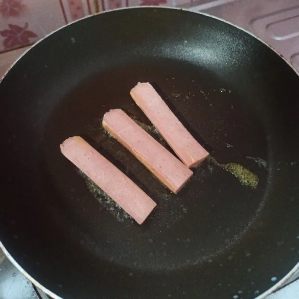 Potong sosis menjadi 3 bagian, kemudian panggang hingga matang.