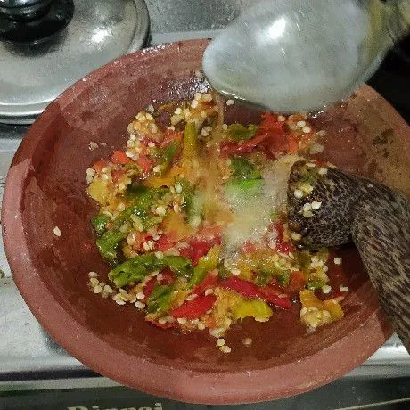 Tuang minyak panas, bekas goreng ayam.
