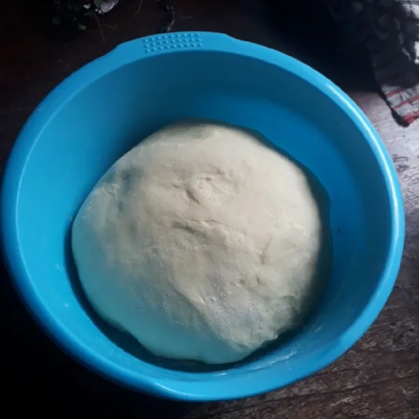 Bulatkan adonan dan taburi tipis tepung terigu. Tutup adonan dan istirahatkan selama 1 jam hingga mengembang.
