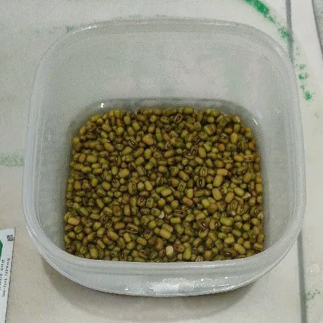 Siapkan kacang hijau yang sudah direndam sekitar 1 jam.