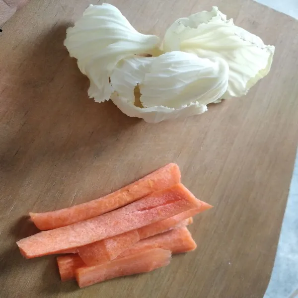 Rajang wortel dan kubis.