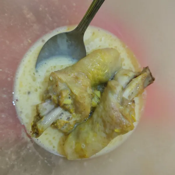 Masukkan ayam ke dalam pelapis telur.