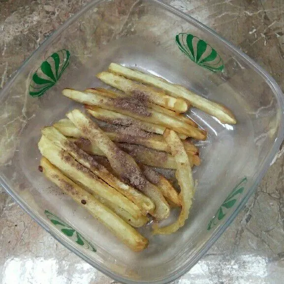 Tunggu dingin, masukkan milo. Kocok hingga semua permukaan ubi diselimuti oleh bubuk milo. Siap disajikan!
