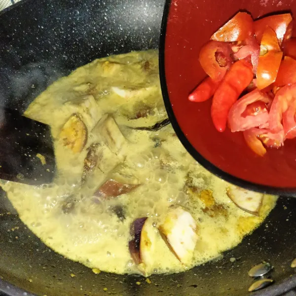 Tambahkan irisan tomat, cabai, garam, lada bubuk, gula pasir dan kaldu jamur.