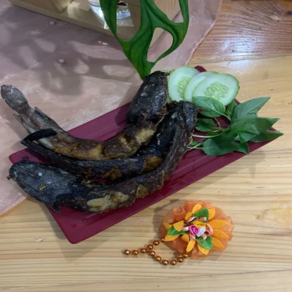 Panaskan minyak goreng dan lele siap di goreng