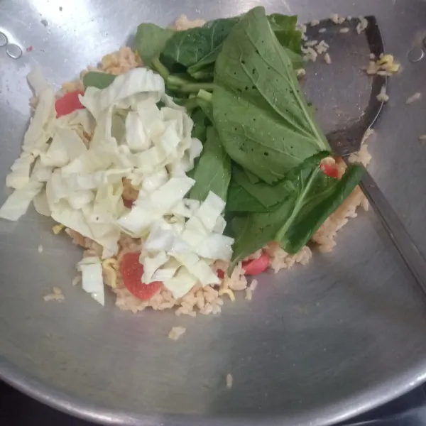 Terakhir tambahkan sawi hijau dan kubis masak sebentar saja.