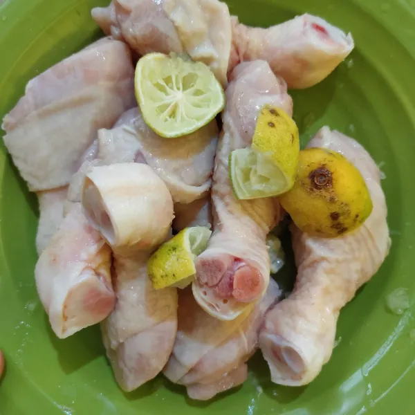 Cuci bersih ayam, beri perasan jeruk nipis. Diamkan selama 10 menit, cuci kembali hingga bersih, tiriskan.