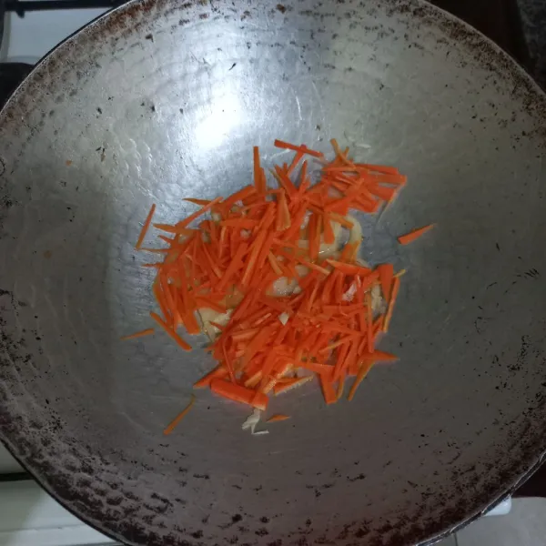 Masukkan potongan korek wortel, aduk rata.