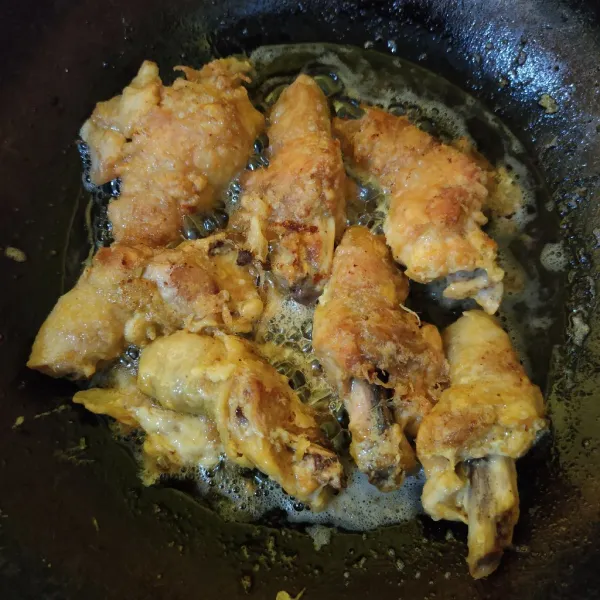 Panaskan minyak, goreng dalam minyak panas hingga matang.