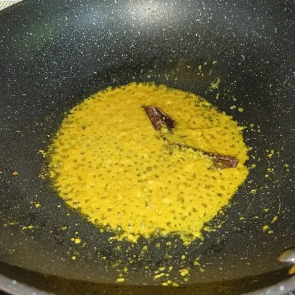 Tumis bumbu halus, serai dan daun salam sampai bumbu matang.
