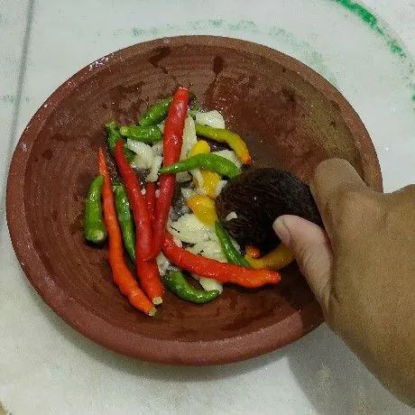 Ulek bahan sambal.