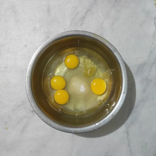 Dalam wadah masukkan telur, gula pasir, sp dan pasta vanila.