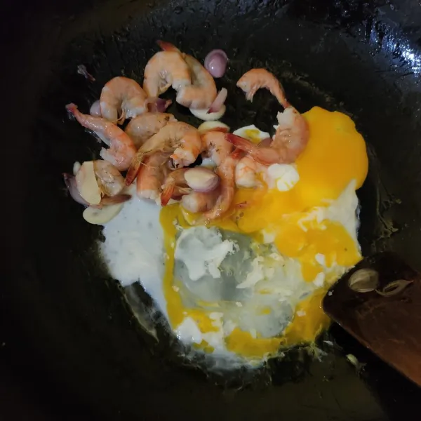 Masukkan telur, buat orak-arik.