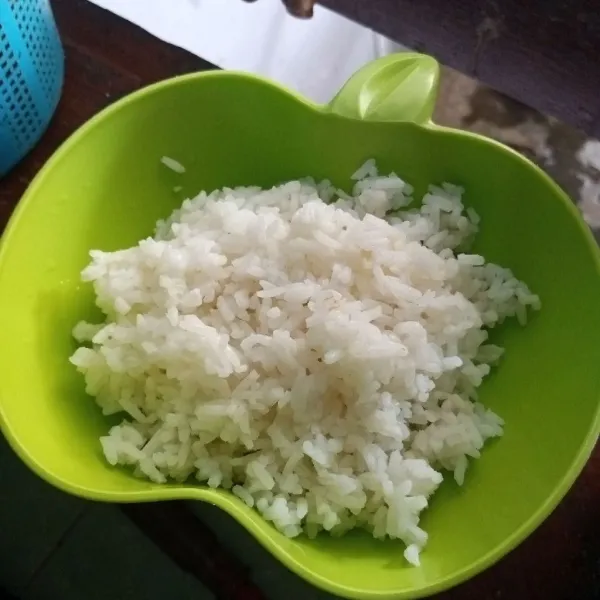 Siapkan nasi putih dingin.